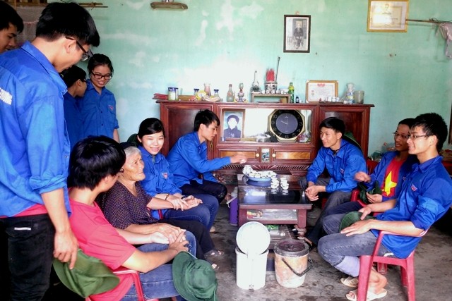 Đoàn thanh niên xã Cẩm Đàn (huyện Sơn Động, Bắc Giang) thăm tặng quà gia đình chính sách

