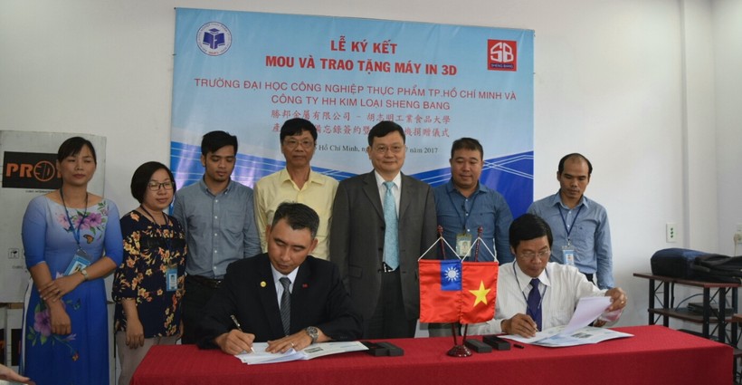ông Wu Ming Ying đại diện công ty HH Kim loại Sheng Bang ký kết với Trường Đại học Công nghiệp Thực phẩm TPHCM