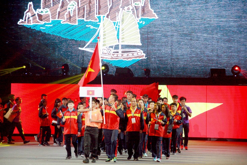 Đoàn thể thao học sinh Việt Nam diễu hành qua lễ đài 