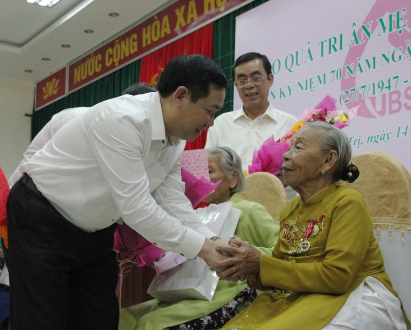 Phó Thủ tướng Chính phủ Vương Đình Huệ ân cần thăm hỏi sức khoẻ, chia sẻ và động viên các Mẹ Việt Nam anh hùng tại tỉnh Quảng Trị