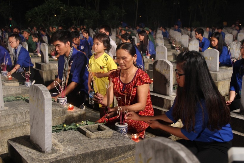 Bà con nhân dân cũng đến dâng hương, dâng hoa tại nghĩa trang liệt sĩ Việt – Lào