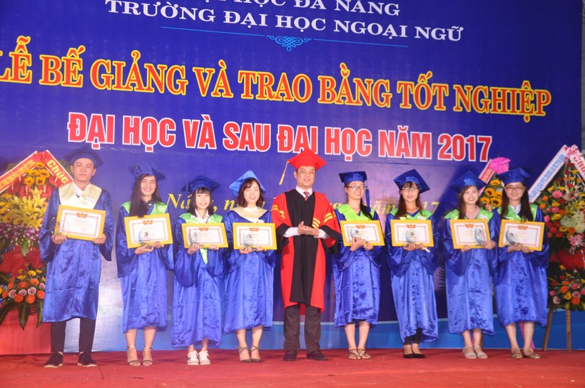 Trường ĐH Ngoại ngữ (ĐH Đà Nẵng) khen thưởng sinh viên, học viên tốt nghiệp thủ khoa 