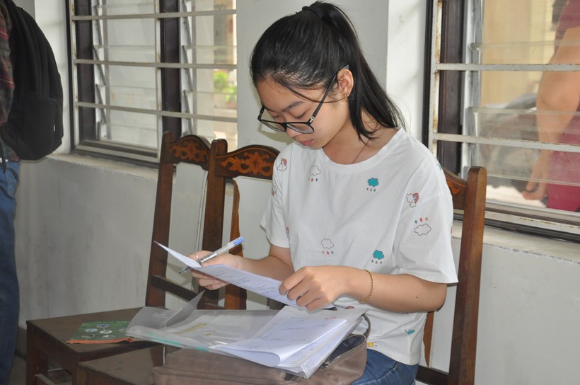  Em Trần Uyên Thục Hảo – học sinh Trường THPT Trần Phú có mặt từ sớm để thay đổi nguyện vọng đăng ký xét tuyển.