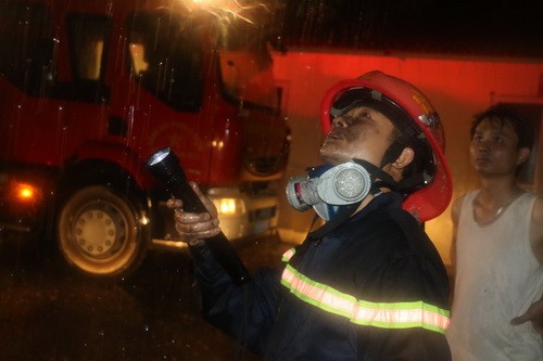 Các chiến sỹ cảnh sát PCCC tỉnh Thanh Hóa đang nỗ lực chữa cháy và giải cứu người bị nạn.