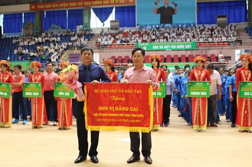 Ông Lê Mạnh Hùng – Phó vụ trưởng Vụ giáo dục thể chất (Bộ GD&ĐT) trao cờ cho đơn vị đăng cai giải Vovinam học sinh toàn quốc lần thứ I – 2017, tranh cúp Milo.