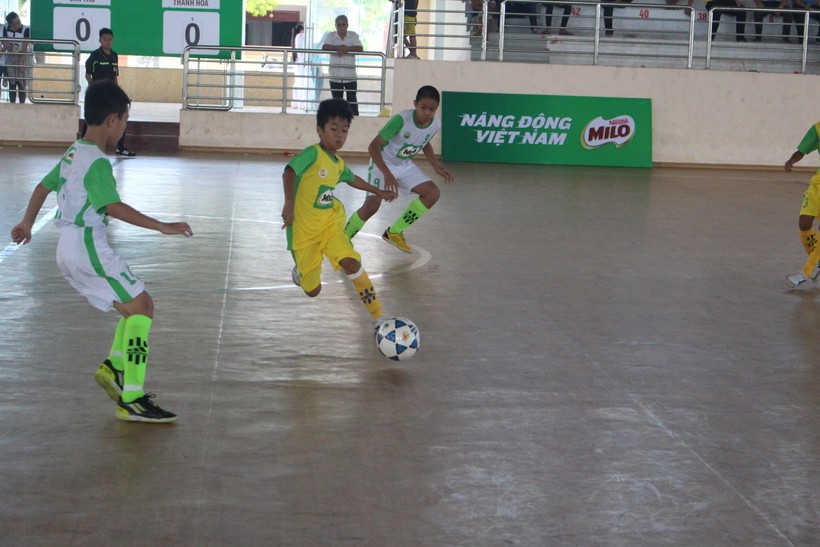  Các đội bóng quyết liệt tranh tài giành vé vào chung kết tranh ngôi vô địch giải bóng đá Hội khỏe Phù Đổng cúp MiLo năm 2017. Ảnh: Nguyễn Quỳnh