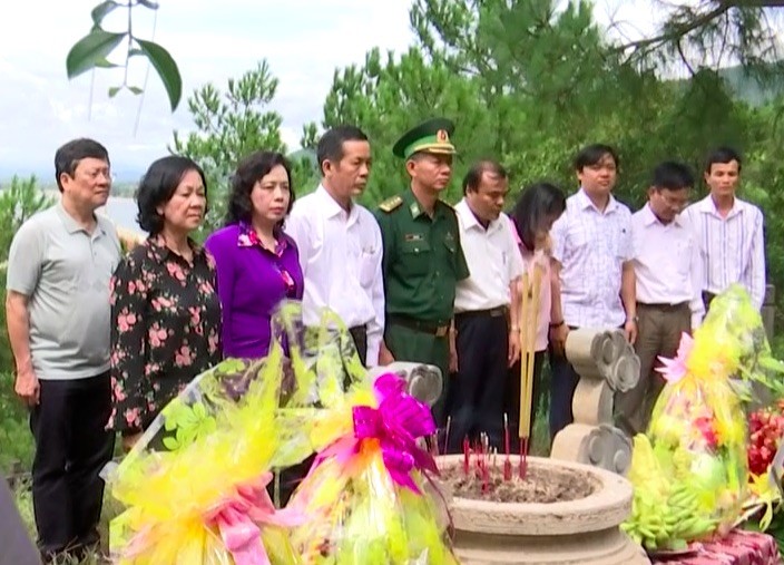 Đồng chí Trương Thị Mai cùng đoàn công tác dâng hương tại mộ Đại tướng Võ Nguyên Giáp

