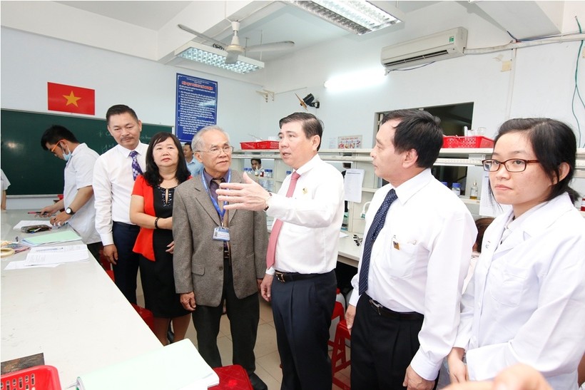 Chủ tịch UBND TPHCM Nguyễn Thành Phong thăm và giao niệm vụ đào tạo nhân lực chất lượng cao cho Trường ĐH Nguyễn Tất Thành