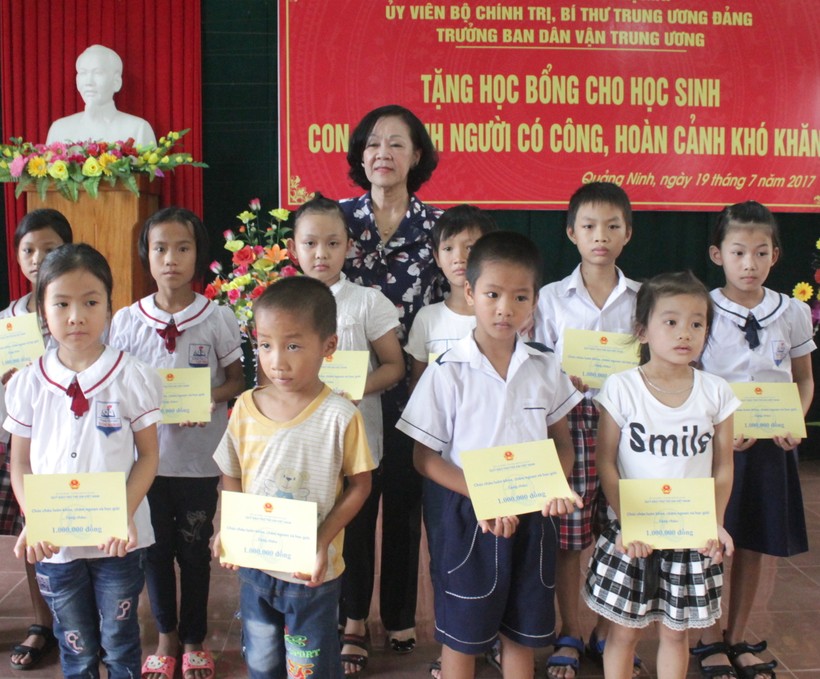 Đồng chí Trương Thị Mai trao tặng học bổng cho học sinh khó khăn của huyện Quảng Ninh tỉnh Quảng Bình

