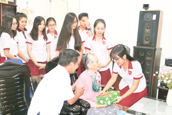 Thăm và tặng quà các Mẹ Việt Nam anh hùng - Hoạt động giáo dục ý nghĩa cho thế hệ trẻ

