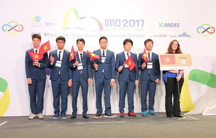 Nguyễn Cảnh Hoàng cùng các bạn đội tuyển Olympic Toán quốc tế 2017 (thứ 4 từ trái sang)