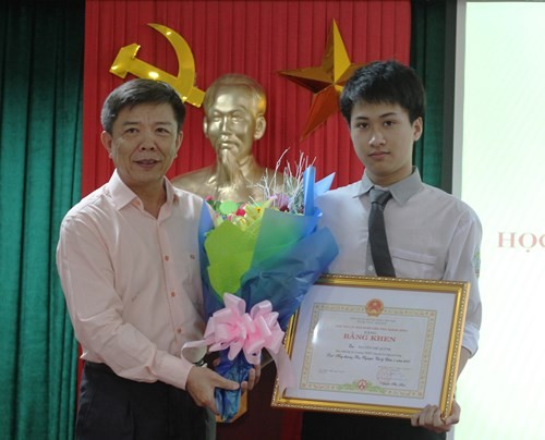  Ông Nguyễn Hữu Hoài tặng bằng khen và chúc mừng học sinh Nguyễn Thế Quỳnh sau khi giành HCB Olympic Vật lý Châu Á năm 2017