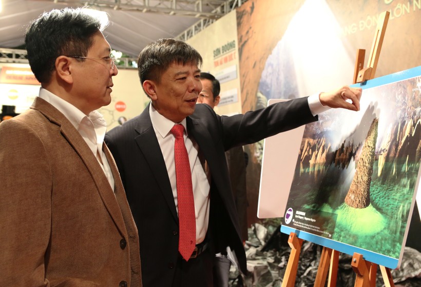 Ông Nguyễn Hữu Hoài (trái) giới thiệu các sản phẩm du lịch Quảng Bình với Thứ trưởng Bộ VH-TT-DL Vương Duy Biên.

 