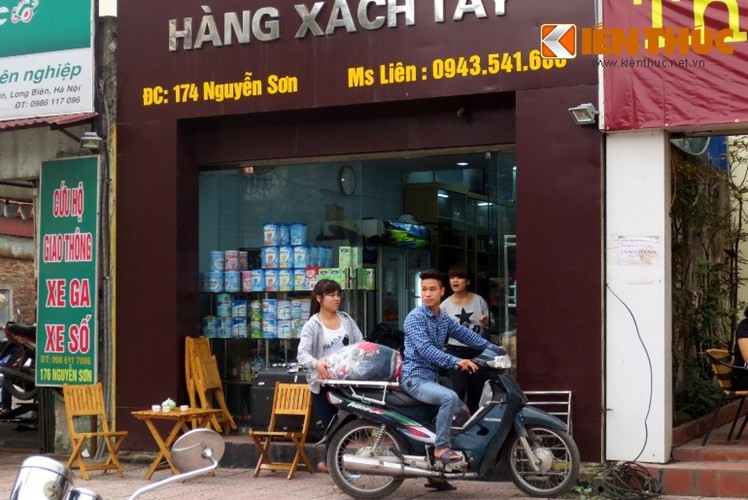 Thông tư 52 đã có hiệu lực từ 10/7, nhưng hiện các hoạt động buôn bán hàng xách tay trên đường Nguyễn Sơn (quận Long Biên, Hà Nội) vẫn diễn ra bình thường