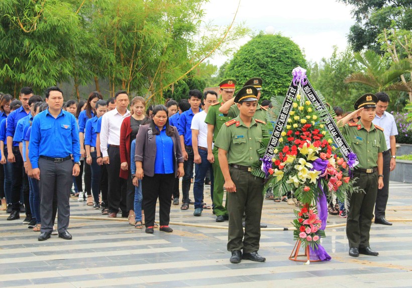  Dâng hương tại đền tưởng niệm liệt sỹ Đắk Pơ