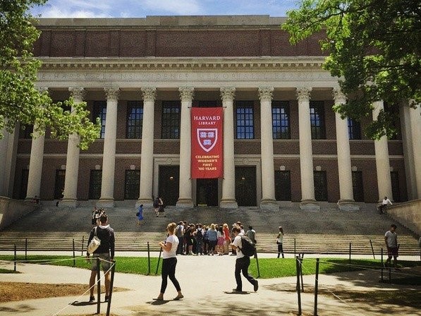 Harvard được coi là đại học hàng đầu thế giới - cái nôi đào tạo 47 chủ nhân giải Nobel, 48 người đoạt giải Pulitzer cùng 8 tổng thống Mỹ. Trường cũng nổi tiếng bởi quá trình tuyển chọn gắt gao khi chỉ khoảng 6% thí sinh trúng tuyển.
