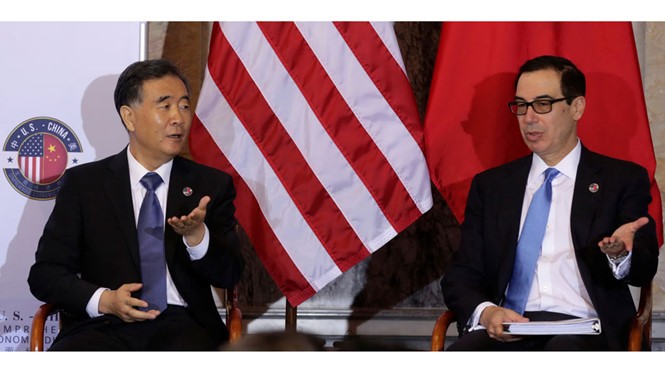 Phó Thủ tướng Trung Quốc Uông Dương và Bộ trưởng Tài chính Mỹ Steve Mnuchin tại đối thoại kinh tế Mỹ - Trung 2017.