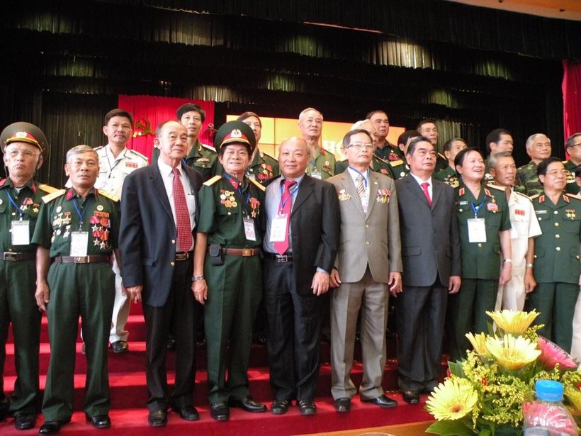 Thầy thuốc Ưu tú, bác sĩ Phan Ngọc Sơn (hàng đầu thứ 4 từ trái sang) chụp ảnh cùng các lãnh đạo Đảng, Nhà nước và các cựu chiến binh tham gia chiến dịch Quảng Trị.