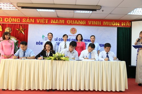 Bà Đinh Thị Thúy - TGĐ Công ty cổ phần MISA (thứ hai từ trái sang) ký bản cam kết tặng miễn phí phần mềm kế toán cho doanh nghiệp mới thành lập trong năm, giai đoạn 2017 - 2018