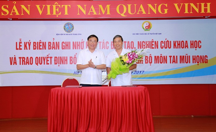Giám đốc Học viện Y Dược học Cổ truyền Việt Nam (bên trái) với Giám đốc Bệnh viện Tai - Mũi - Họng tại Lễ ký kết đào tạo