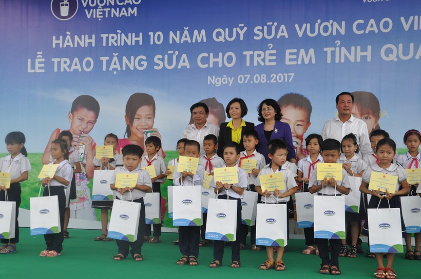  Bà Đặng Thị Ngọc Thịnh – Ủy viên Ban Chấp hành Trung ương Đảng, Phó Chủ tịch nước Cộng hòa Xã hội Chủ nghĩa Việt Nam trao tặng sữa cho học sinh Quảng Nam.