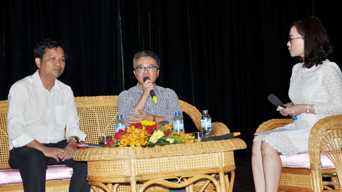 GS Ngô Bảo Châu (giữa) và GS Trần Nam Dũng (trái) tại buổi trò chuyện với HS-SV Bà Rịa - Vũng Tàu - Ảnh: ĐÔNG HÀ