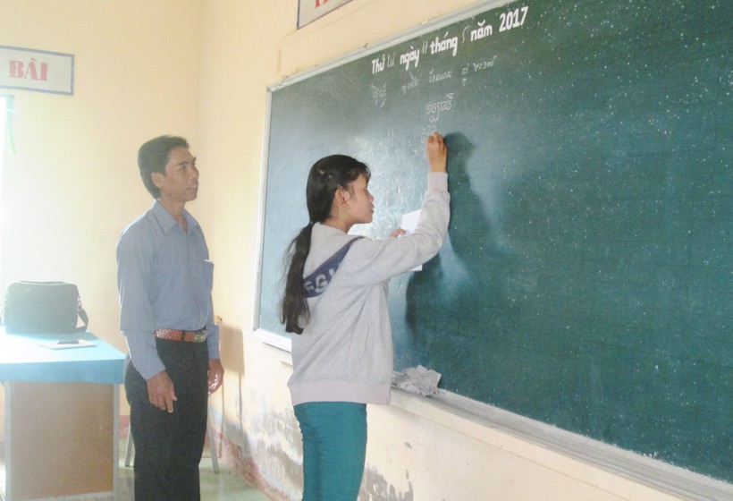 Người thầy  truyền chữ Khmer  cho trẻ nghèo