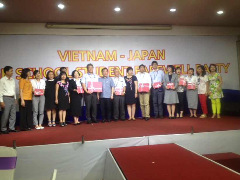 Phó Giám đốc Sở GD&ĐT Hà Nội Chử Xuân Dũng tặng quà lưu niệm cho các thầy cô giáo của Nhật Bản