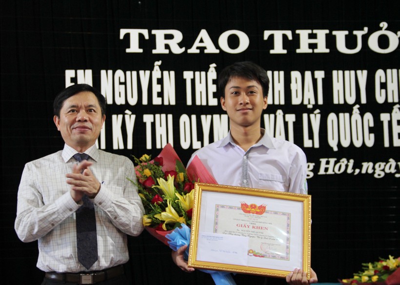 Chủ tịch UBND Tp. Đồng Hới tặng thưởng cho học sinh Nguyễn Thế Quỳnh

