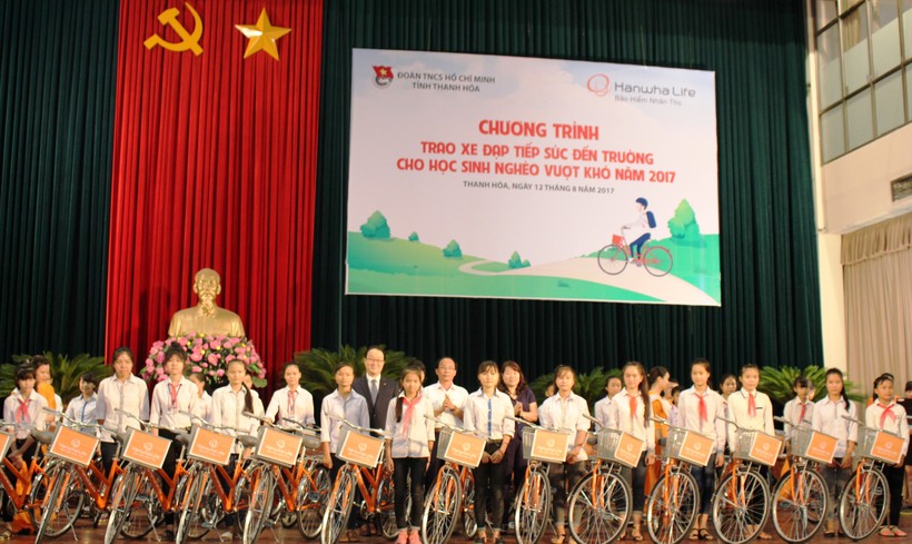 145 chiếc xe đạp được Công ty Bảo hiểm Hanwha Life trao tặng cho các em học sinh nghèo vượt khó tại Thanh Hóa, sáng ngày 12/8. Ảnh: Nguyễn Quỳnh

