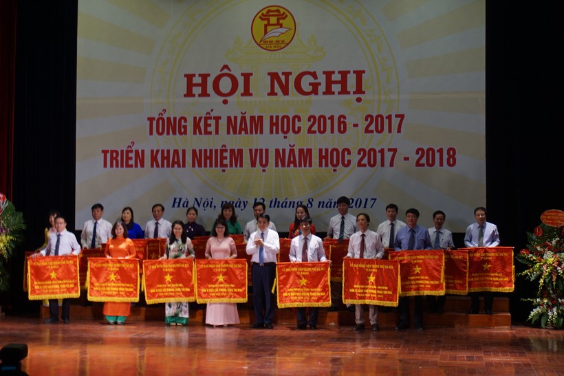 
Ông Nguyễn Đức Chung - Chủ tịch UBND TP Hà Nội tặng cờ cho các đơn vị xuất sắc.