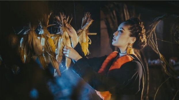 Ca sĩ Bích Phương đóng vai cô gái người dân tộc Dao trong MV Có thương nhau thì đứng làm trái tim em đau (Ảnh cắt từ clip).