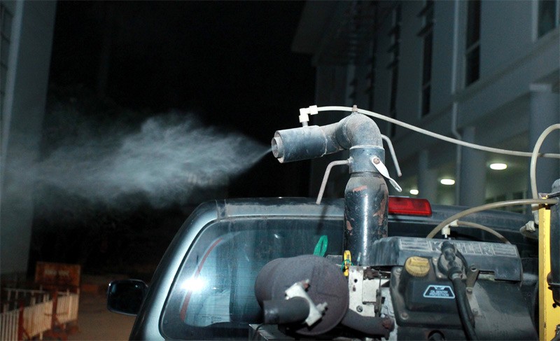 Ngành y tế Hà Nội sử dụng máy phun công suất lớn để diệt muỗi, bọ gậy. Ảnh: Báo Kinh tế và đô thị