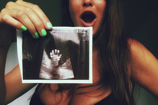  Libby cầm bức ảnh siêu âm lúc mang thai 20 tuần