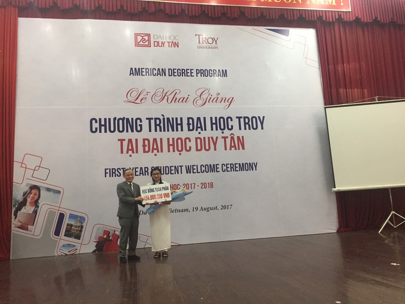 NGƯT Lê Công Cơ - Chủ tịch HĐQT, Hiệu trưởng trường ĐH Duy Tân trao học bổng toàn phần cho SV chương trình ĐH Toy tại ĐH Duy Tân 