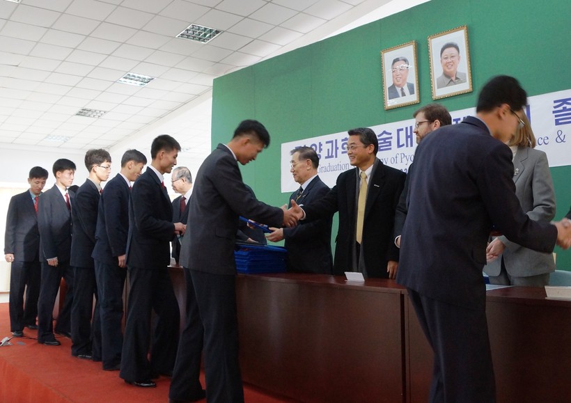 Sinh viên nhận bằng trong lễ tốt nghiệp tại ĐH Khoa học và Công nghệ Bình Nhưỡng