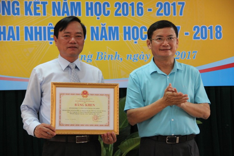 Ông Trần Tiến Dũng, phó Chủ tịch UBND tỉnh Quảng Bình trao tặng bằng khen cho Sở GD&ĐT tỉnh Quảng Bình vì những thành tích đạt được trong năm học vừa qua.
