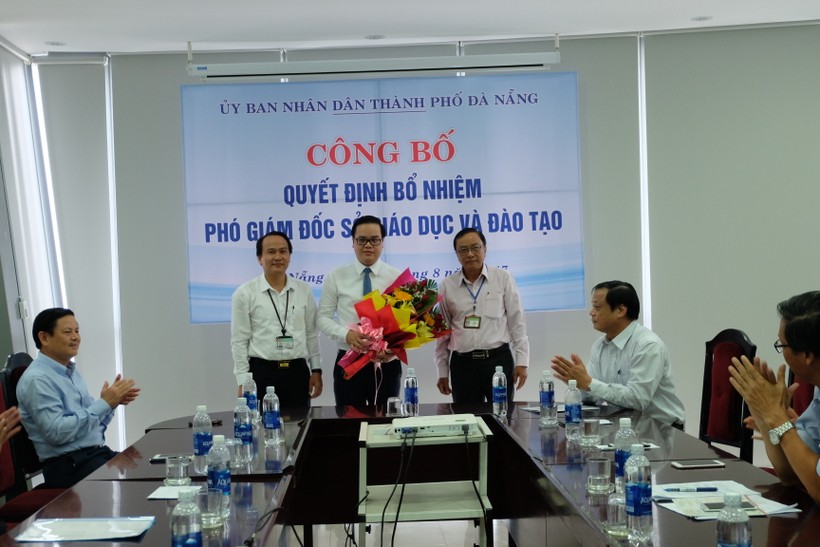 Trao quyết định bổ nhiệm ông Trần Nguyễn Minh Thành làm Phó Giám đốc Sở GD&ĐT Đà Nẵng.

