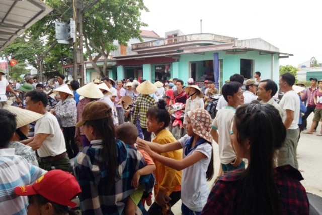 Người dân tập trung phản đối việc sáp nhập trường trường THCS Quảng Phúc với trường THCS Quảng Vọng, huyện Quảng Xương (Thanh Hóa)