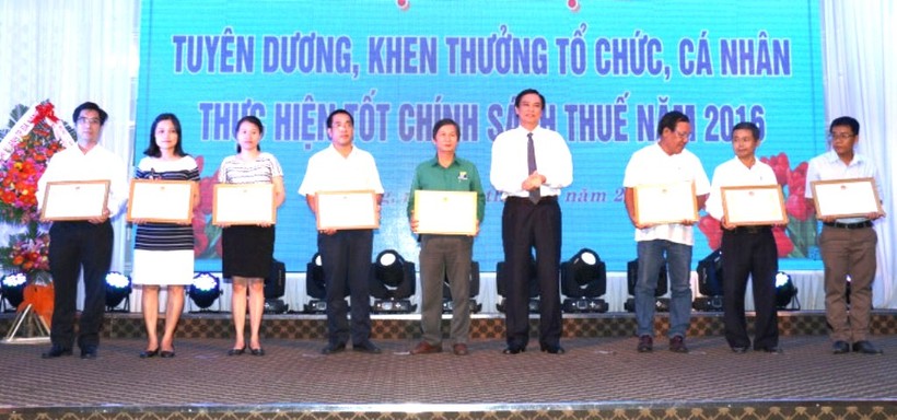 Phó Chủ tịch UBND TP Đà Nẵng, Trần Văn Miên trao tặng Bằng khen cho các cá nhân, tập thể có thành tích xuất sắc trong thực hiện chính sách thuế năm 2016.

