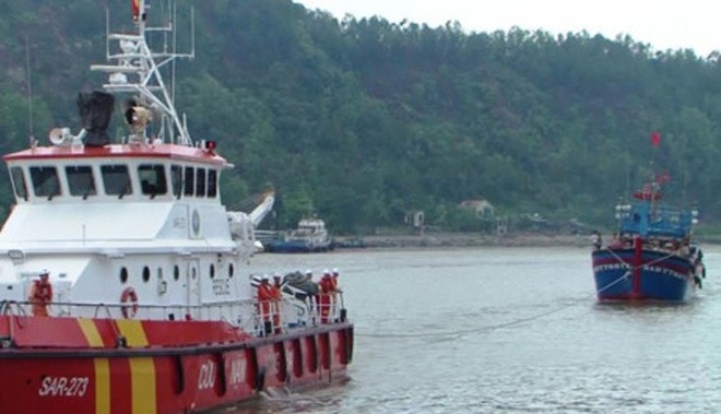 Tàu cá cùng 19 thuyền viên gặp nạn trên biển được lai dắt về cảng Cửa Lò