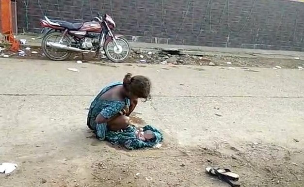 Hình ảnh khốn khổ của bà mẹ tuổi teen và em bé vừa lọt lòng giữa đường.