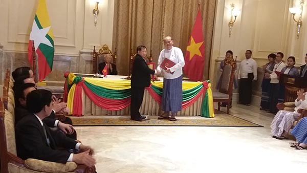 Thứ trưởng Bộ Giáo dục và Đào tạo Bùi Văn Ga và Thứ trưởng Bộ Giáo dục Myanma U Win Maw Tun ký kết Bản ghi nhớ về hợp tác giáo dục giữa hai nước 