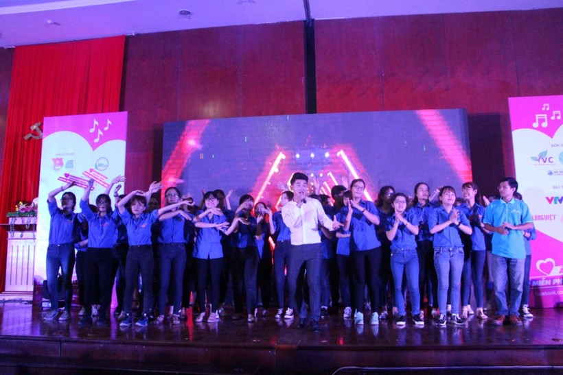 Các tình nguyện viên nhiệt tình tham gia cùng phần trình diễn đầy lôi cuốn của ca sĩ Việt Tú
