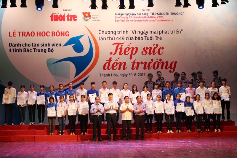 Lãnh đạo tỉnh Thanh Hóa và Báo Tuổi Trẻ trao tặng học bổng cho các em tân sinh viên
