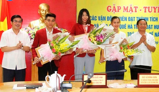 Các vân động viên giành giải cao tại SEA Games 29 được UBND tỉnh Hà Tĩnh tặng thưởng.

