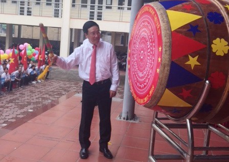 Phó Thủ tướng Chính phủ, Bộ trưởng Bộ Ngoại giao Phạm Bình Minh  đánh trống khai giảng năm học mới
