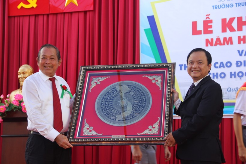 Phó Thủ tướng Trương Hòa Bình tặng quà nhân dịp khai giảng cho trường THPT Võ Văn Kiệt
