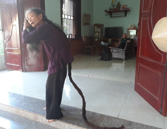 Cụ bà người Việt lên chuyện lạ báo nước ngoài vì “mái tóc rồng” dài 3 mét 
