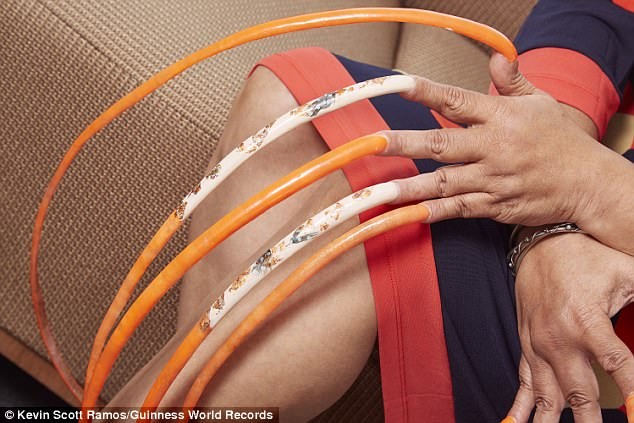 Mất 23 năm nuôi bộ móng tay dài 5m4, người phụ nữ được ghi danh vào kỷ lục Guinness